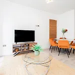 Gorgeous Two-Bedroom Two-Bathrooms Flat Near Acton Main Line Station
