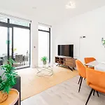 Gorgeous Two-Bedroom Two-Bathrooms Flat Near Acton Main Line Station