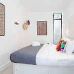 Gorgeous Two-Bedroom Two-Bathrooms Flat Near Acton Main Line Station