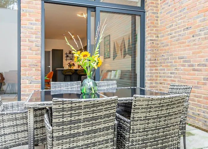 Gorgeous Two-Bedroom Two-Bathrooms Flat Near Acton Main Line Station