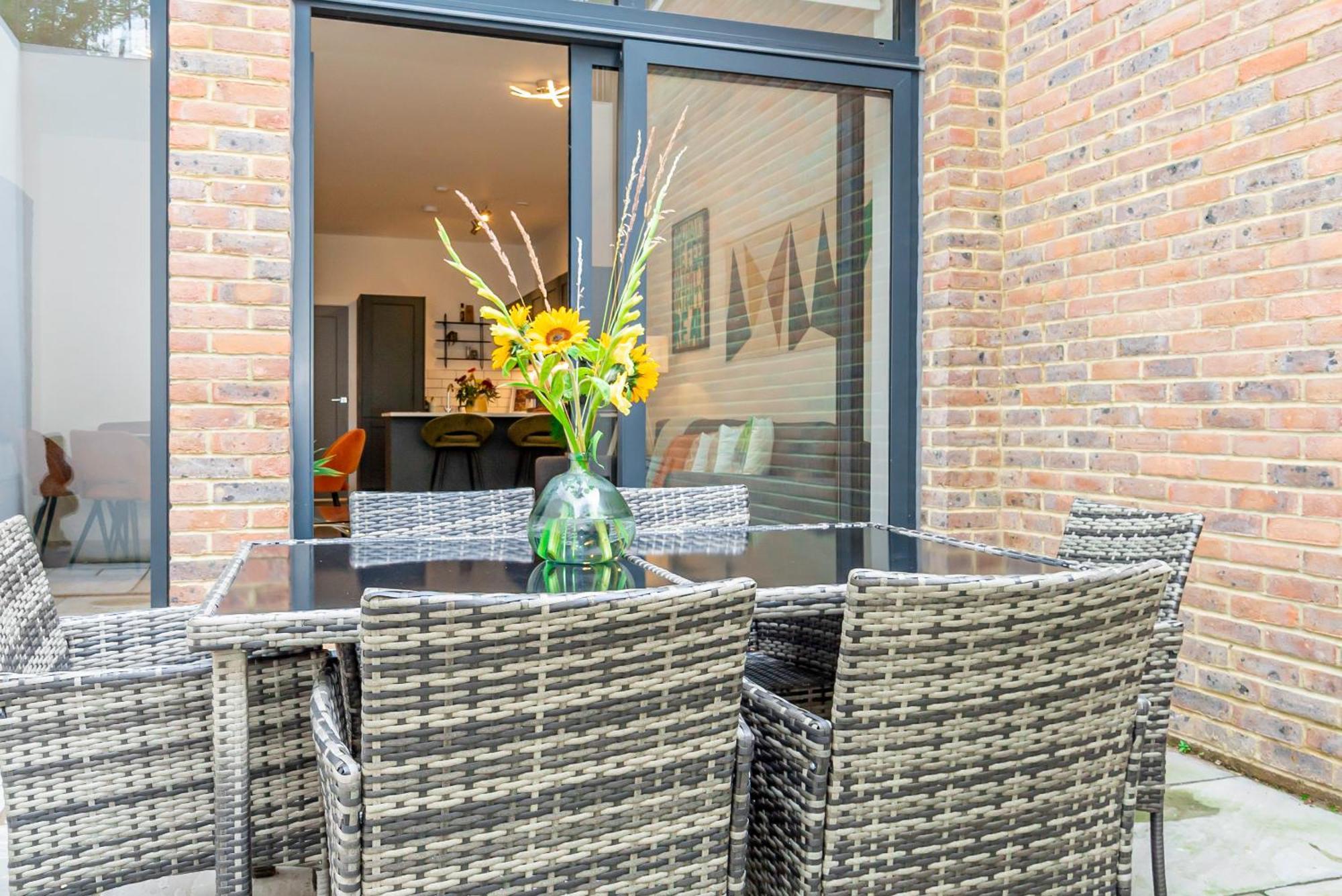 Gorgeous Two-bedroom Two-bathrooms Flat Near Acton Main Line Station Appartamento