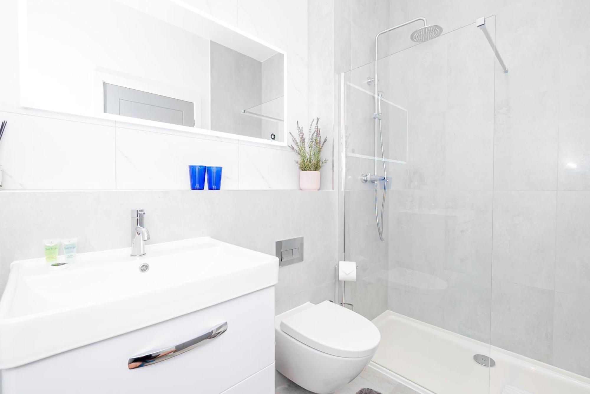 Gorgeous Two-bedroom Two-bathrooms Flat Near Acton Main Line Station Appartamento