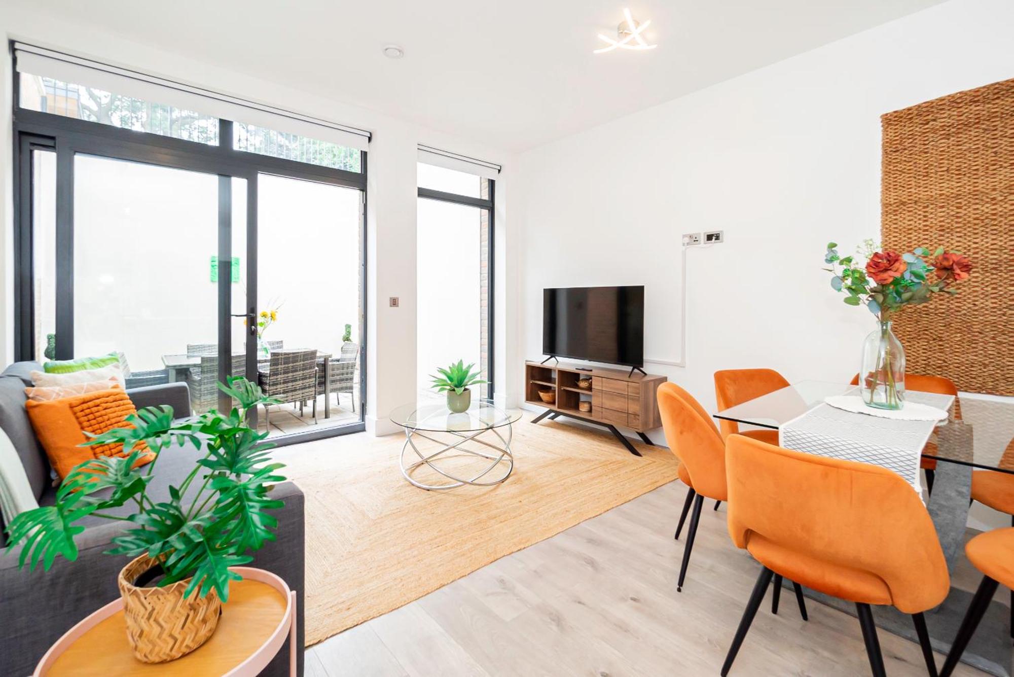 Gorgeous Two-bedroom Two-bathrooms Flat Near Acton Main Line Station * Londra