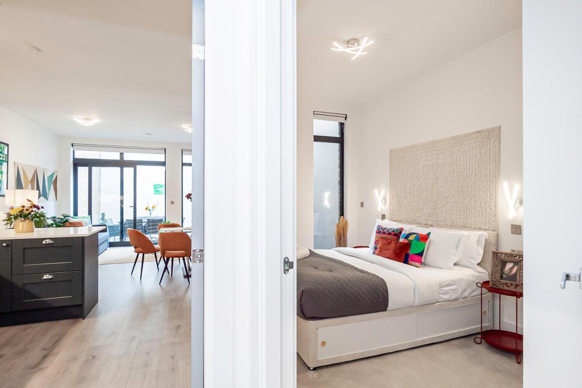 Gorgeous Two-bedroom Two-bathrooms Flat Near Acton Main Line Station *