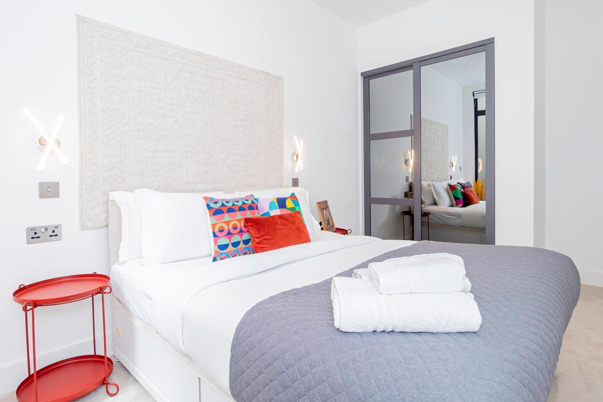 Gorgeous Two-bedroom Two-bathrooms Flat Near Acton Main Line Station * Londra