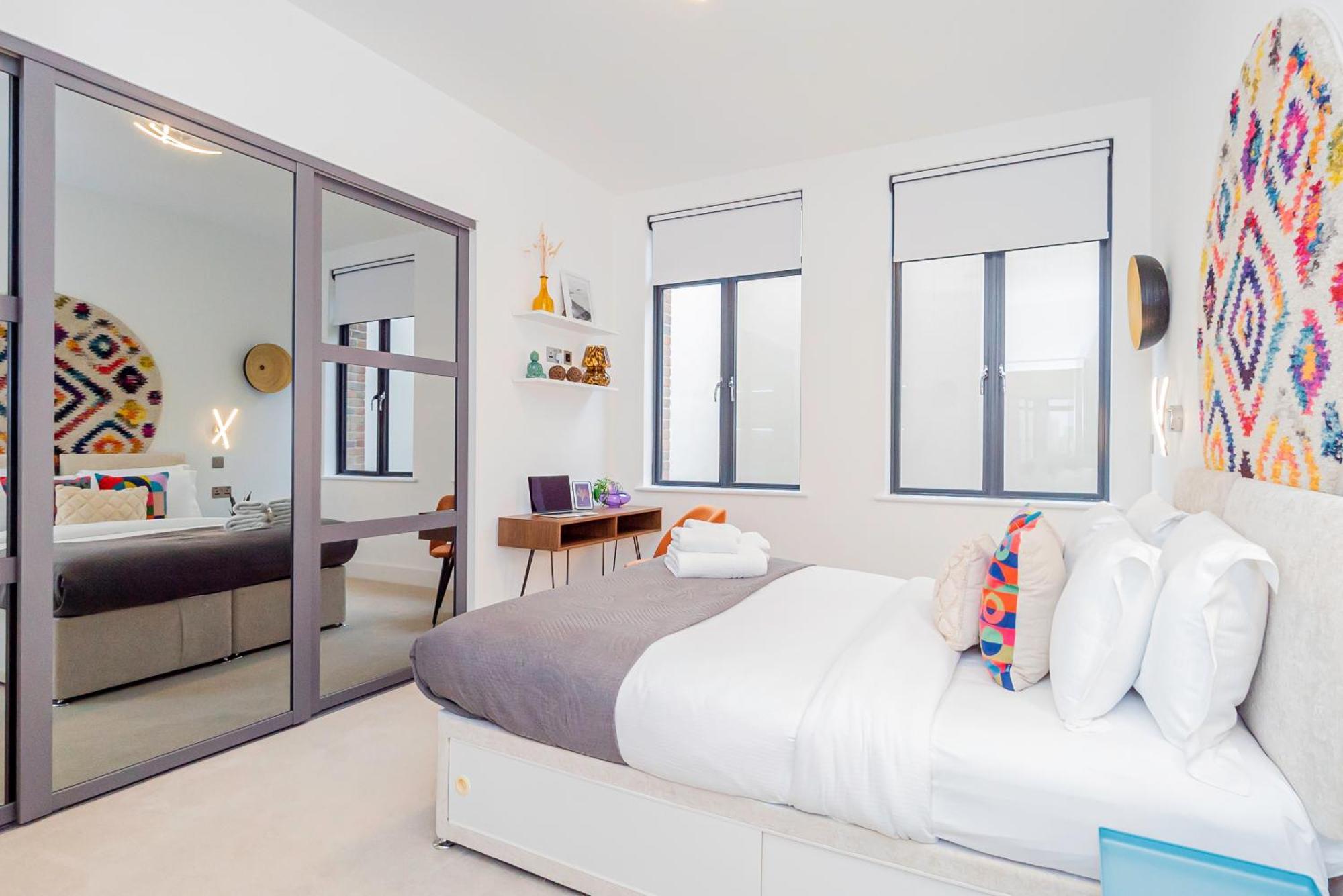 Gorgeous Two-bedroom Two-bathrooms Flat Near Acton Main Line Station *