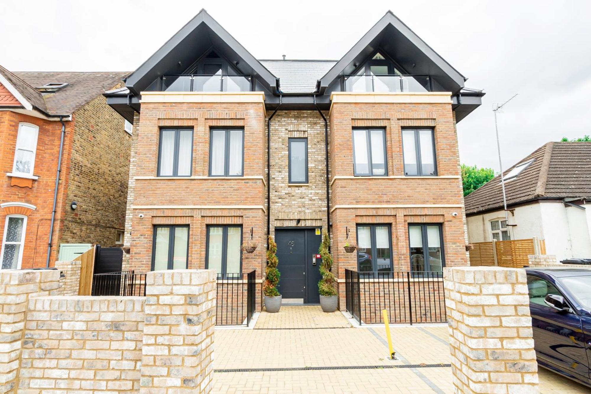 Gorgeous Two-bedroom Two-bathrooms Flat Near Acton Main Line Station
